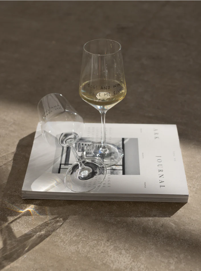 "DOGS AND WINE MAKE ME FINE" Weinglas 55cl