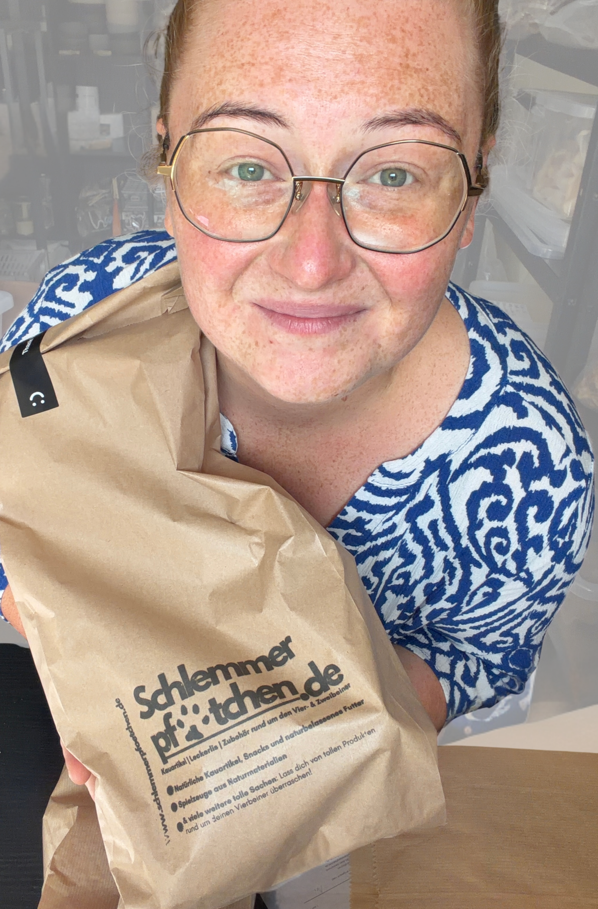 Schlemmerpfötchen-Inhaberin-Jessica-Eckstein-mit-Welpenpaket-in-der-Hand